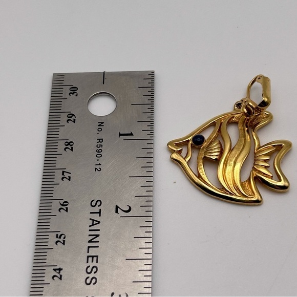 Vintage Avon Gold Tone Angel Fish Clip On Dangle Earrings Novelty Ocean - Picture 6 of 6